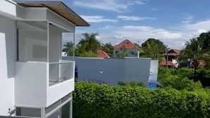 A modern building with a pool, surrounded by greenery and other houses. - In Espinal Casaquinta (Espinal)