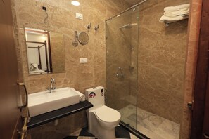 Dusche, kostenlose Toilettenartikel, Haartrockner, Hausschuhe