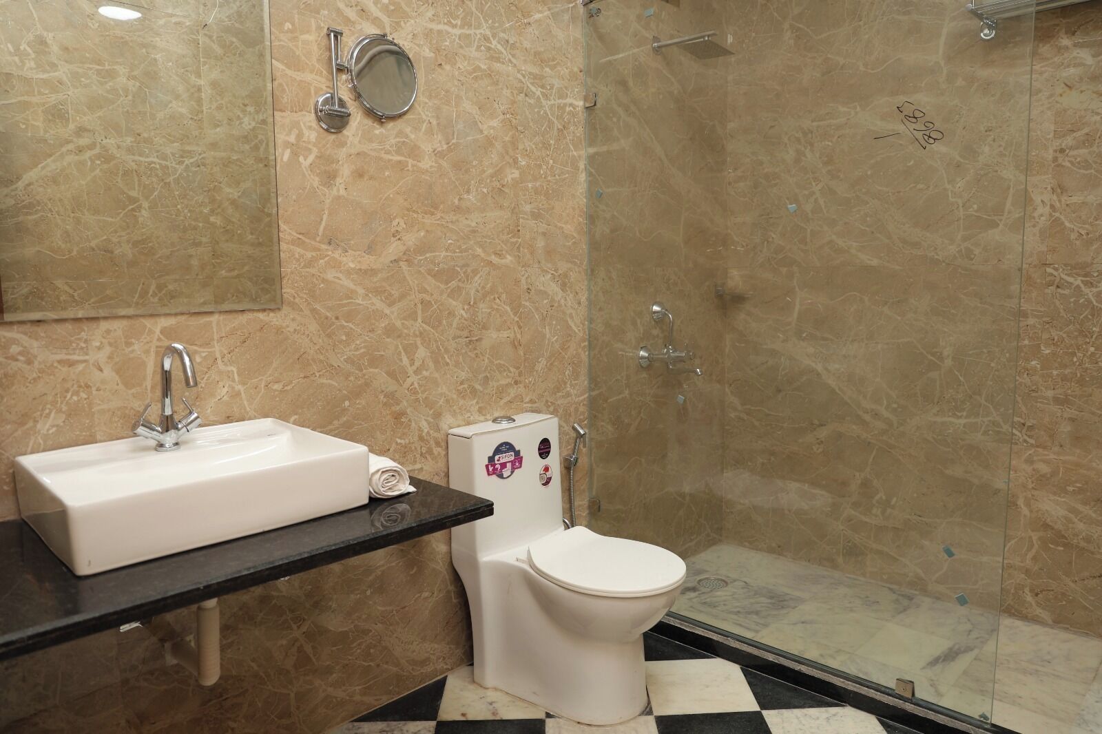 Een badkamer met een wastafel, toilet en douche.