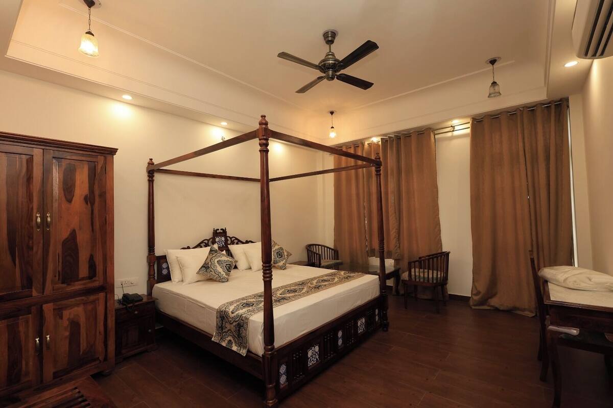Egyptian cotton sheets, premium bedding, in-room safe, desk