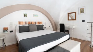 Ein modernes Schlafzimmer mit Bett, Schreibtisch und Stuhl.