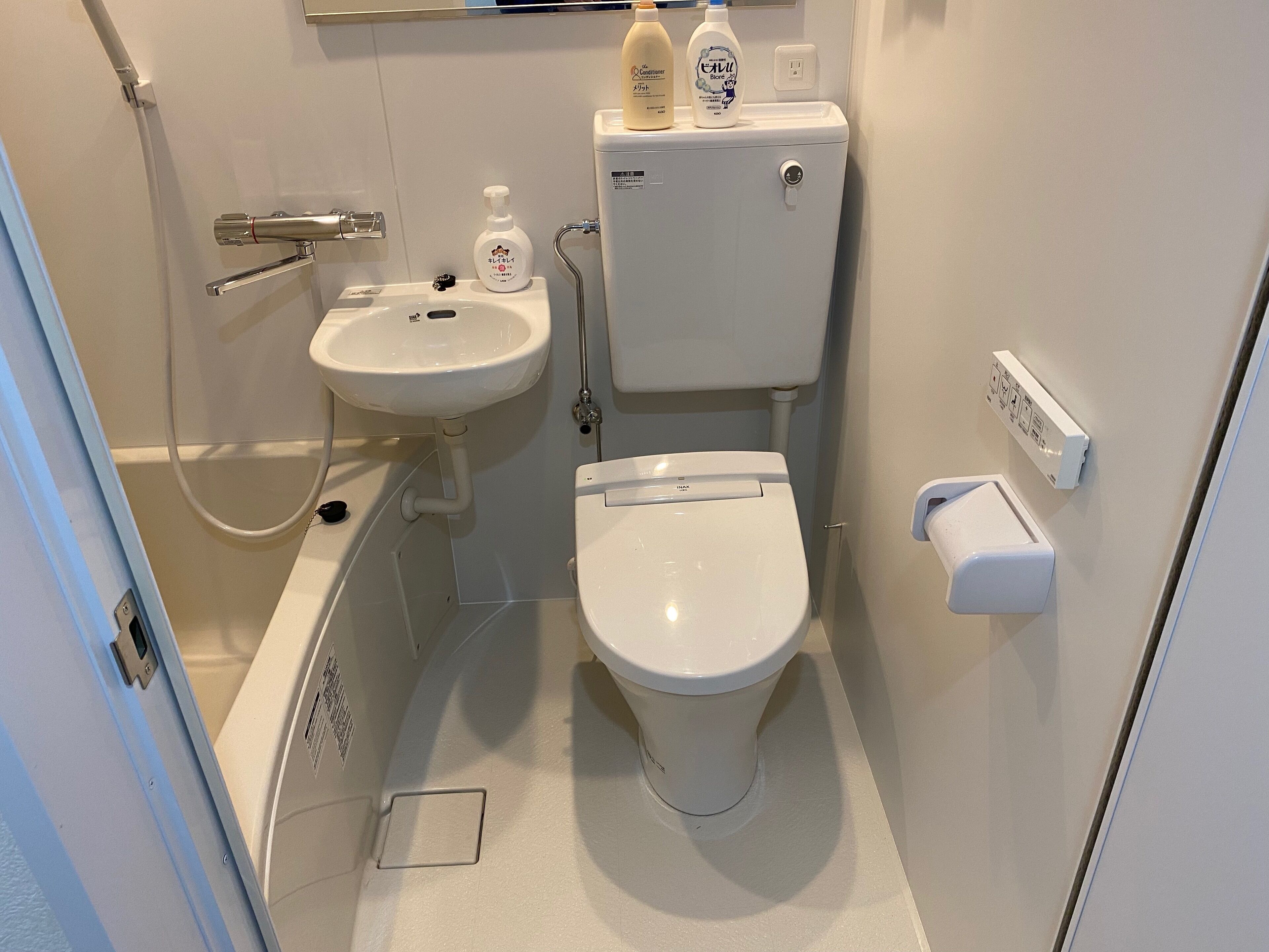 吹风机、坐浴桶、毛巾、肥皂