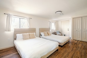 5 bedrooms, iron/ironing board, WiFi, bed sheets