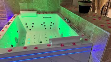 Baignoire Ă jets, serviettes fournies, papier toilette