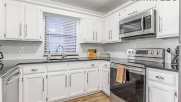 Coffee/tea maker, cookware/dishes/utensils