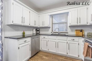 Coffee/tea maker, cookware/dishes/utensils