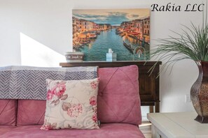 Televisión, chimenea y oficina 