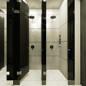Douche, sèche-cheveux, serviettes fournies, savon