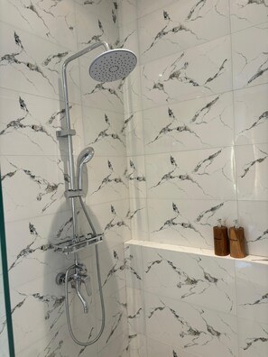 Shower, towels, soap, shampoo - Paddy's House Seseh (Cemagi)