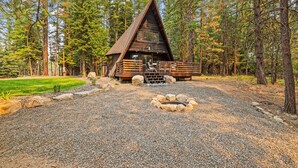 Terrace/patio - River Cabin A-Frame-Remodeled A-Frame on the river, walk to town, lake & dining (McCall)