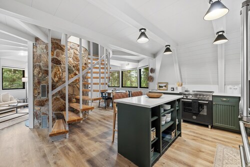 River Cabin A-Frame-Remodeled A-Frame on the river, walk to town, lake & dining