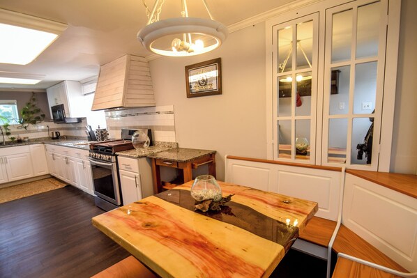 Private kitchen - Spacious house in enjoyable Nashville w/ Pool & 15 Min to Downtown (Nashville)