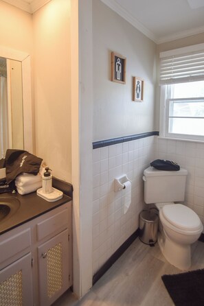 Shower, hair dryer, towels, soap - Spacious house in enjoyable Nashville w/ Pool & 15 Min to Downtown (Nashville)