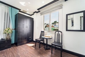 Chambre Deluxe, 1 grand lit | Restauration dans la chambre