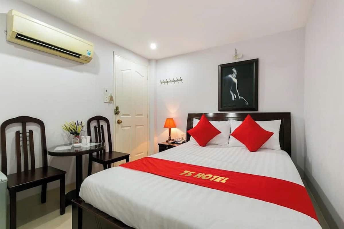 Superior kamer, 1 queensize bed | Een kluis op de kamer, een bureau, verduisterende gordijnen