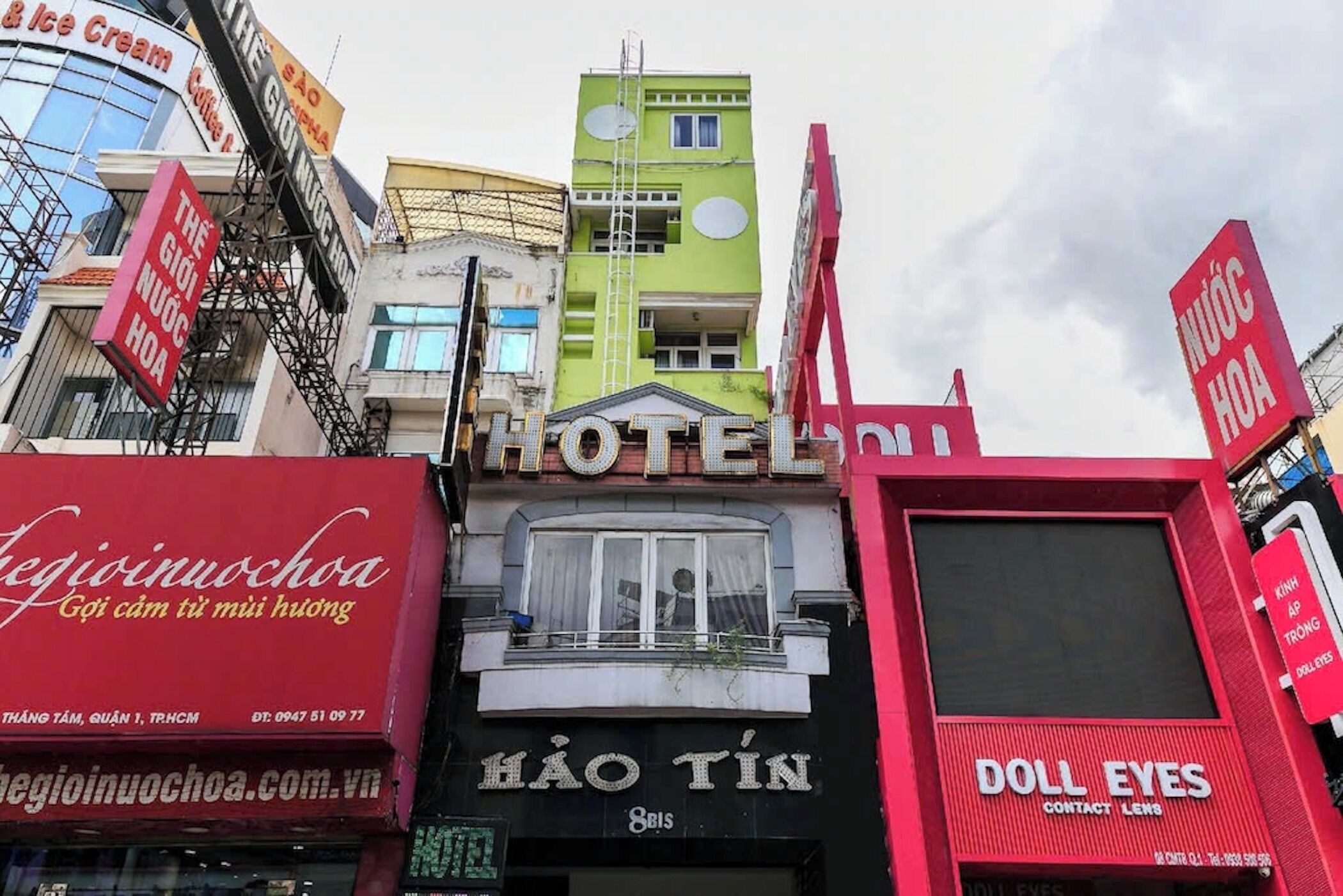 Un hotel con balcón y un cartel que dice "HOTEL".