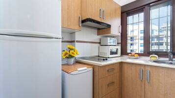 Classic Apartment, Beach View | Private kitchen