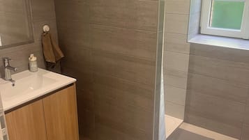 Douche, sèche-cheveux, savon, shampoing