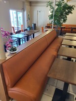 Petit déjeuner continental (8 EUR par personne)