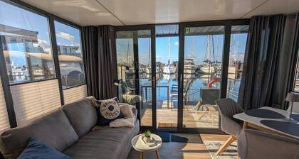 Hausboot Fjord Stella mit Biosauna, und Dachterrasse in Wendtorf/ Kieler Förde