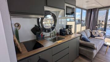 KĂŒhlschrank, Mikrowelle, Herdplatte, GeschirrspĂŒler