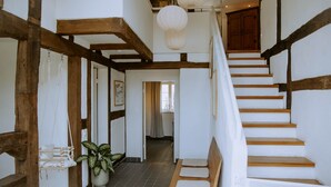 A staircase with wooden steps and a white wall. - Studio 28 (Rietberg)