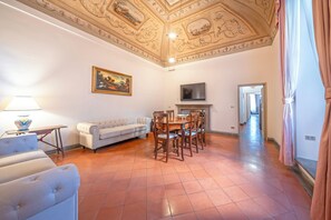 Appartement luxueux, vue sur la ville | Aire de séjour | Téléviseur à écran plat, foyer