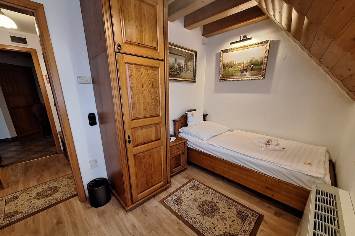 Standard Triple Room | 1 bedroom, in-room safe, desk, blackout drapes