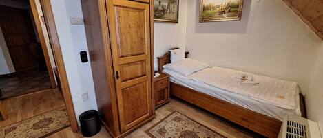 Caja de seguridad en la habitación, escritorio y cortinas blackout