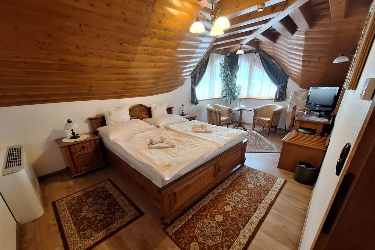 Standard Double Room, Non Smoking | 1 bedroom, in-room safe, desk, blackout drapes