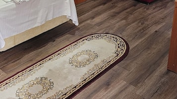 Habitación estándar con 2 camas individuales, balcón, vista al patio | Escritorio, tabla de planchar con plancha y wifi gratis