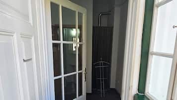 Habitación triple estándar, balcón, vista al patio | Escritorio, tabla de planchar con plancha y wifi gratis