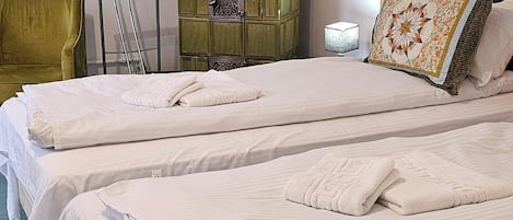 Habitación estándar con 2 camas individuales, balcón, vistas al patio | Escritorio, tabla de planchar con plancha, wifi gratis