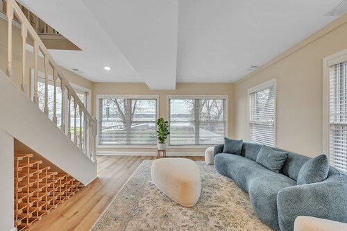 Spacious water-facing 5-bedroom loft with backyard access to Cedar Lake