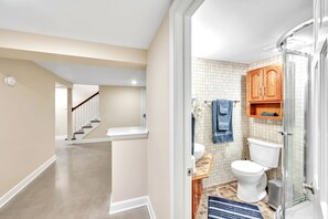 Chuveiro, secador de cabelo, toalhas de banho, sabonete