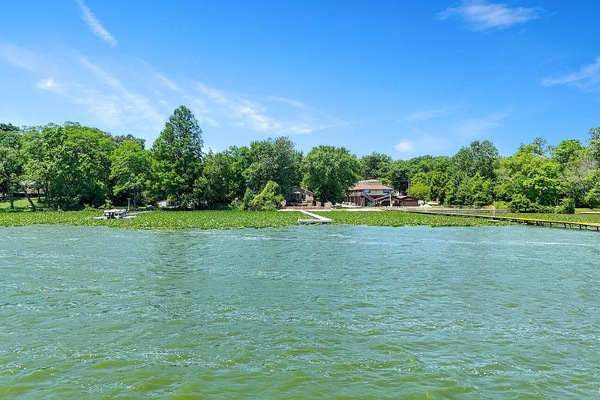 Escape to Cedar Lake! Enjoy direct access for kayaking, fishing or relaxing.