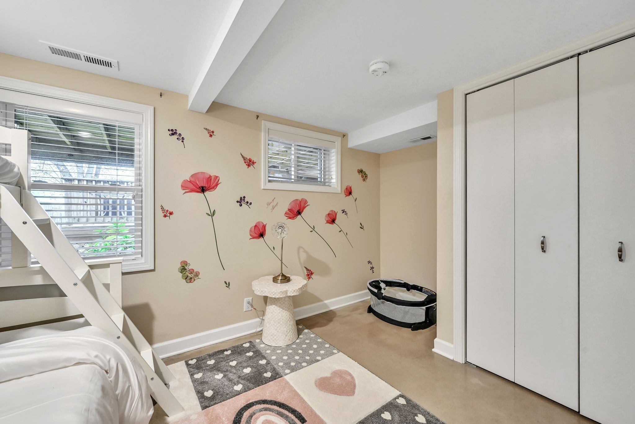 5 bedrooms, desk, iron/ironing board, travel cot