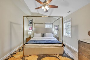 5 habitaciones, escritorio y tabla de planchar con plancha 