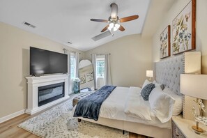 5 bedrooms, desk, iron/ironing board, travel crib