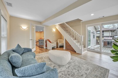 Spacious water-facing 5-bedroom loft with backyard access to Cedar Lake