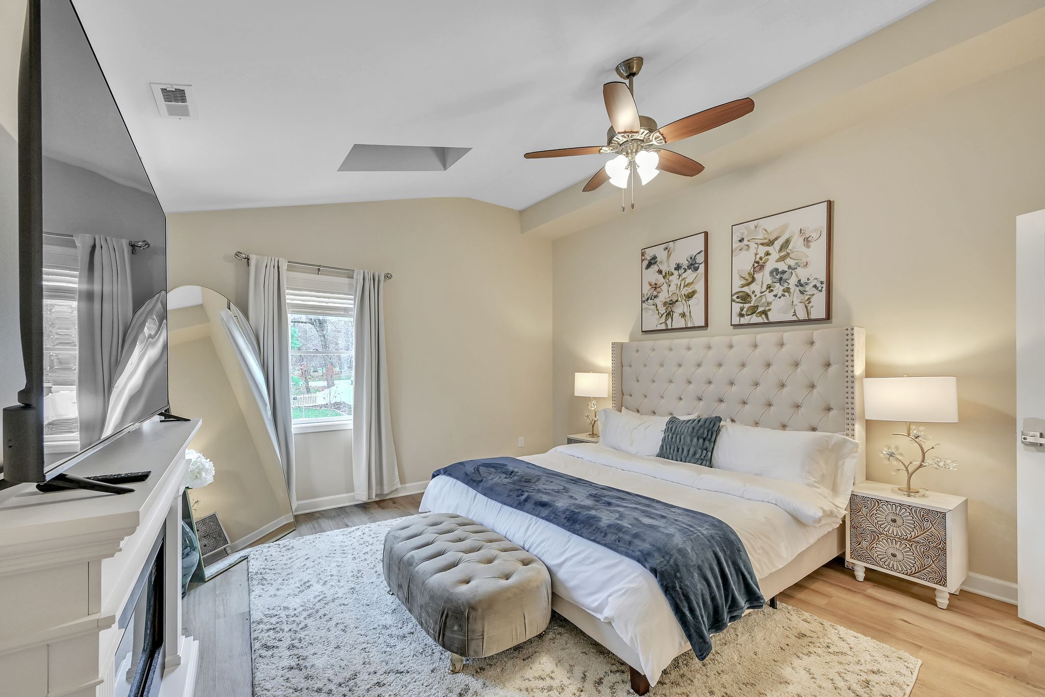 5 bedrooms, desk, iron/ironing board, travel crib