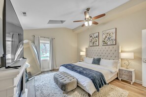 5 Schlafzimmer, Schreibtisch, Bügeleisen/Bügelbrett, Reisekinderbett