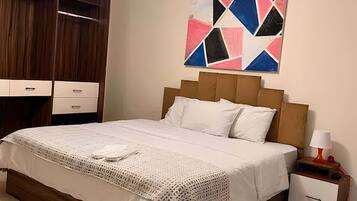 2 dormitoris, planxa i posts de planxar, wifi i roba de llit