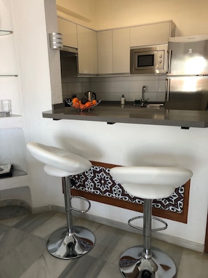 Frigorifero, microonde, forno, piano cottura