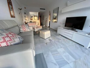Smart TV, libri, impianto stereo