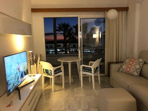 Smart TV, libri, impianto stereo