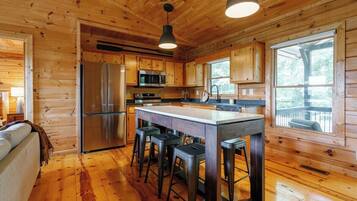 Jääkaappi, mikroaaltouuni, uuni, liesi