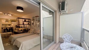 A modern apartment with a balcony, a dining area, and a kitchen. - Modern Studio In San Telmo With Pool - Paseo 423 (Buenos Aires)