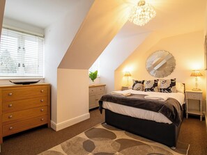 2 bedrooms, desk, iron/ironing board, free WiFi