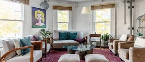 TV, stereoanlegg og kontorer